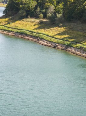 Sırbistan 'ın Stara Planina Dağı' ndaki Zavojsko Gölü 'nün (Zavojsko jezero) muhteşem manzarası