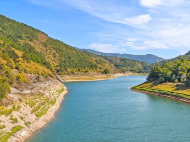 Sırbistan 'ın Stara Planina Dağı' ndaki Zavojsko Gölü 'nün (Zavojsko jezero) muhteşem manzarası