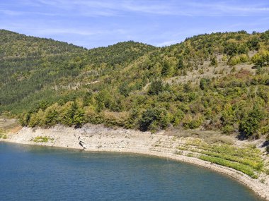 Sırbistan 'ın Stara Planina Dağı' ndaki Zavojsko Gölü 'nün (Zavojsko jezero) muhteşem manzarası
