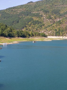 Sırbistan 'ın Stara Planina Dağı' ndaki Zavojsko Gölü 'nün (Zavojsko jezero) muhteşem manzarası