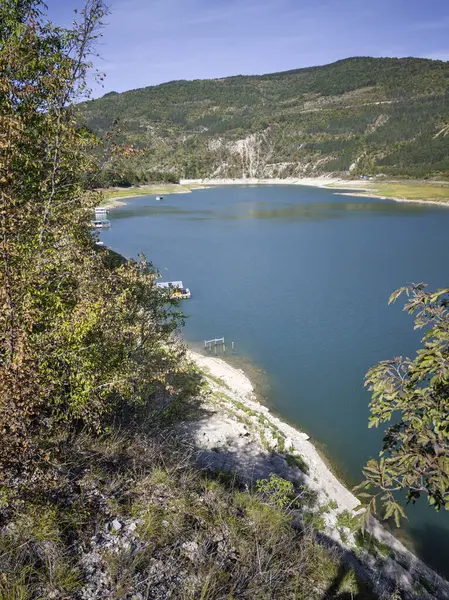 Sırbistan 'ın Stara Planina Dağı' ndaki Zavojsko Gölü 'nün (Zavojsko jezero) muhteşem manzarası