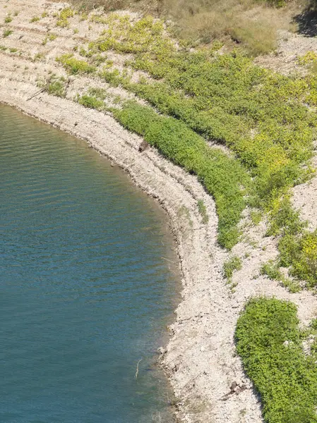 Sırbistan 'ın Stara Planina Dağı' ndaki Zavojsko Gölü 'nün (Zavojsko jezero) muhteşem manzarası
