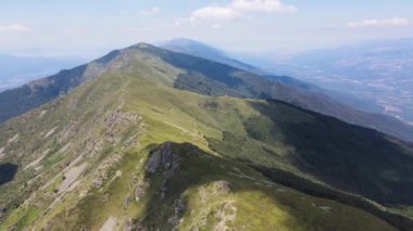 Bulgaristan 'ın Blagoevgrad bölgesindeki Kongur tepesi etrafındaki Belasitsa Dağı' nın havadan yaz manzarası