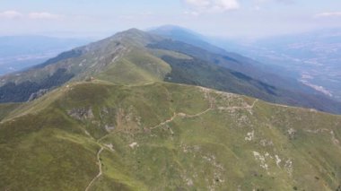 Bulgaristan 'ın Blagoevgrad bölgesindeki Kongur tepesi etrafındaki Belasitsa Dağı' nın havadan yaz manzarası