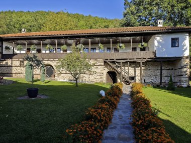 Sırbistan 'ın Ortaçağ Temski manastırının panoramik manzarası Aziz George, Pirot Bölgesi