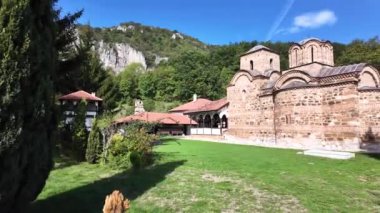 Sırbistan 'ın St. John İlahiyatçısı Ortaçağ Poganovo Manastırı' nın şaşırtıcı manzarası