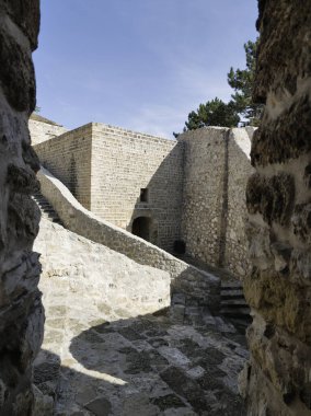 Güney ve Doğu Sırbistan 'ın Pirot kentinde tarihi Momchilo kasabasının kalıntıları