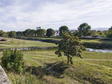 PIROT, SERBIA - 21 Eylül 2024: Güney ve Doğu Sırbistan 'ın Pirot kentinin inanılmaz manzarası