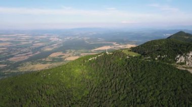 Bulgaristan 'ın Okolchitsa zirvesi yakınlarındaki Balkan Dağları' nın şaşırtıcı hava manzarası