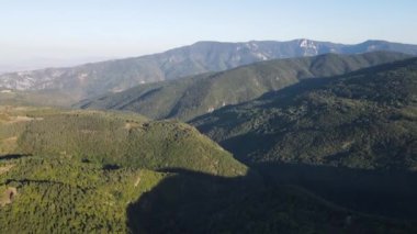 Bulgaristan 'ın Filibe Bölgesi Yavrovo köyü yakınlarındaki Rodopes Dağı' nın hava manzarası