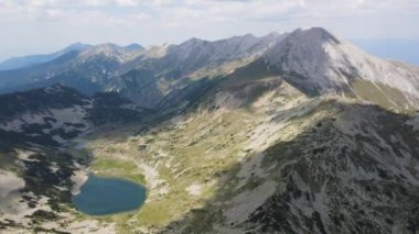Bulgaristan 'ın Muratov tepesi etrafındaki Pirin Dağı' nın şaşırtıcı hava manzarası