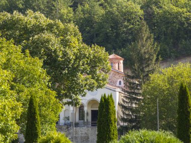 Sırbistan 'ın Kutsal Bakire Meryem' in Ortaçağ Sukovo Manastırı 'na inanılmaz bir bakış açısı