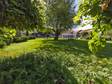 Sırbistan 'ın Kutsal Bakire Meryem' in Ortaçağ Sukovo Manastırı 'na inanılmaz bir bakış açısı