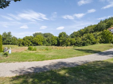 Sırbistan 'ın Kutsal Bakire Meryem' in Ortaçağ Sukovo Manastırı 'na inanılmaz bir bakış açısı