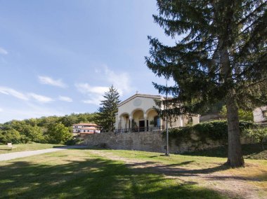 Sırbistan 'ın Kutsal Bakire Meryem' in Ortaçağ Sukovo Manastırı 'na inanılmaz bir bakış açısı