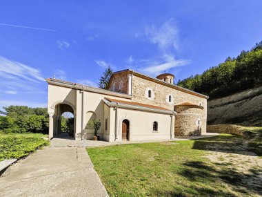 Sırbistan 'ın Kutsal Bakire Meryem' in Ortaçağ Sukovo Manastırı 'na inanılmaz bir bakış açısı