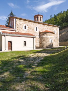 Sırbistan 'ın Kutsal Bakire Meryem' in Ortaçağ Sukovo Manastırı 'na inanılmaz bir bakış açısı