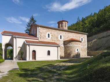 Sırbistan 'ın Kutsal Bakire Meryem' in Ortaçağ Sukovo Manastırı 'na inanılmaz bir bakış açısı