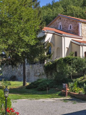 Sırbistan 'ın Kutsal Bakire Meryem' in Ortaçağ Sukovo Manastırı 'na inanılmaz bir bakış açısı