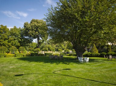 Sırbistan 'ın Kutsal Bakire Meryem' in Ortaçağ Sukovo Manastırı 'na inanılmaz bir bakış açısı