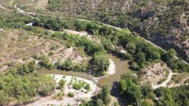 Bulgaristan 'ın Kresna Vadisi' nden geçen Struma Nehri 'nin havadan görüntüsü