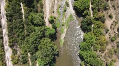 Bulgaristan 'ın Kresna Vadisi' nden geçen Struma Nehri 'nin havadan görüntüsü