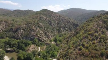Bulgaristan 'ın Kresna Vadisi' nden geçen Struma Nehri 'nin havadan görüntüsü