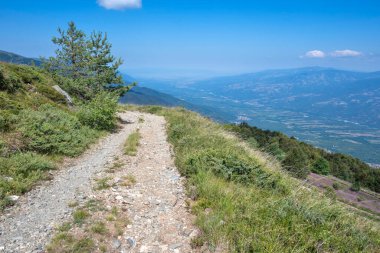 Bulgaristan 'ın Blagoevgrad bölgesinin Kongur tepesi çevresindeki Belasitsa Dağı yaz manzarası