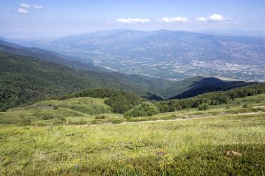 Bulgaristan 'ın Blagoevgrad bölgesinin Kongur tepesi çevresindeki Belasitsa Dağı yaz manzarası