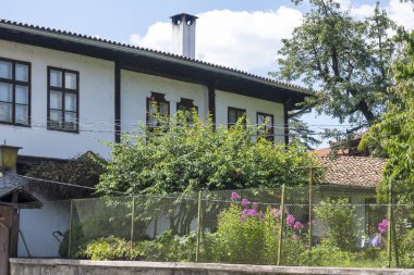 ELENA, BULGARIA - 09 Temmuz 2023: Bulgaristan 'ın tarihi Elena kenti, Veliko Tarnovo Bölgesi Panoraması