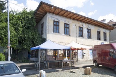 ELENA, BULGARIA - 09 Temmuz 2023: Bulgaristan 'ın tarihi Elena kenti, Veliko Tarnovo Bölgesi Panoraması