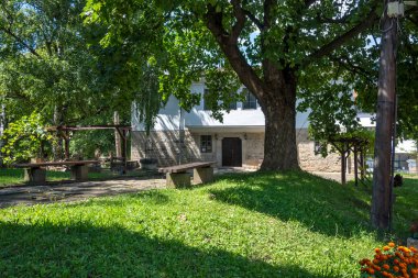 ELENA, BULGARIA - 09 Temmuz 2023: Bulgaristan 'ın tarihi Elena kenti, Veliko Tarnovo Bölgesi Panoraması