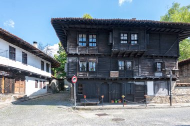 ELENA, BULGARIA - 09 Temmuz 2023: Bulgaristan 'ın tarihi Elena kenti, Veliko Tarnovo Bölgesi Panoraması