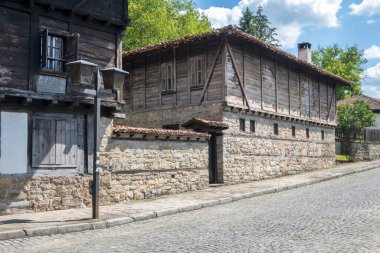 ELENA, BULGARIA - 09 Temmuz 2023: Bulgaristan 'ın tarihi Elena kenti, Veliko Tarnovo Bölgesi Panoraması