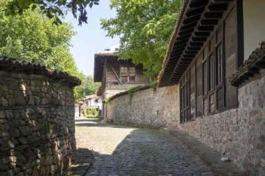 ELENA, BULGARIA - 09 Temmuz 2023: Bulgaristan 'ın tarihi Elena kenti, Veliko Tarnovo Bölgesi Panoraması