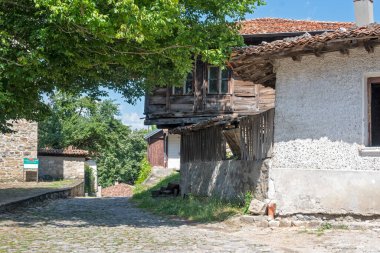 ELENA, BULGARIA - 09 Temmuz 2023: Bulgaristan 'ın tarihi Elena kenti, Veliko Tarnovo Bölgesi Panoraması