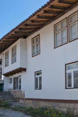 ELENA, BULGARIA - 09 Temmuz 2023: Bulgaristan 'ın tarihi Elena kenti, Veliko Tarnovo Bölgesi Panoraması
