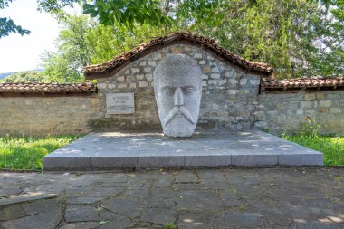 ELENA, BULGARIA - 09 Temmuz 2023: Bulgaristan 'ın tarihi Elena kenti, Veliko Tarnovo Bölgesi Panoraması