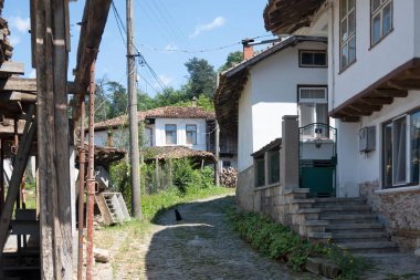 ELENA, BULGARIA - 09 Temmuz 2023: Bulgaristan 'ın tarihi Elena kenti, Veliko Tarnovo Bölgesi Panoraması