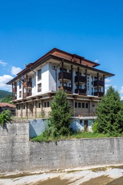 ELENA, BULGARIA - 09 Temmuz 2023: Bulgaristan 'ın tarihi Elena kenti, Veliko Tarnovo Bölgesi Panoraması