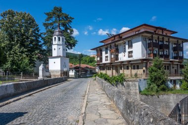 ELENA, BULGARIA - 09 Temmuz 2023: Bulgaristan 'ın tarihi Elena kenti, Veliko Tarnovo Bölgesi Panoraması
