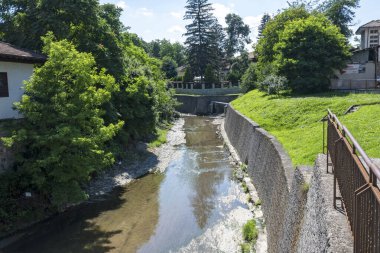 ELENA, BULGARIA - 09 Temmuz 2023: Bulgaristan 'ın tarihi Elena kenti, Veliko Tarnovo Bölgesi Panoraması