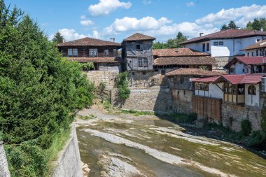 ELENA, BULGARIA - 09 Temmuz 2023: Bulgaristan 'ın tarihi Elena kenti, Veliko Tarnovo Bölgesi Panoraması