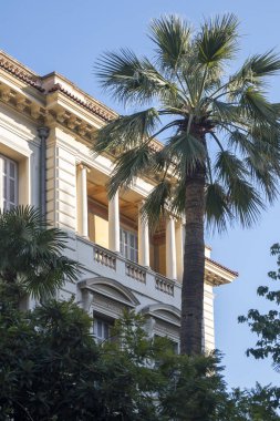 GÜZEL, FRANCE - 25 Ocak 2024: Nice, Provence Alpes-Cote d 'Azur, Francev' in sahil caddesinin gün batımı panoramik manzarası