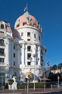 GÜZEL, FRANCE - 25 Ocak 2024: Nice, Provence Alpes-Cote d 'Azur, Francev' in sahil caddesinin gün batımı panoramik manzarası