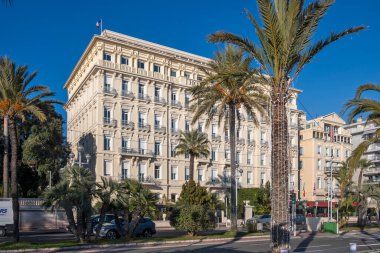 GÜZEL, FRANCE - 25 Ocak 2024: Nice, Provence Alpes-Cote d 'Azur, Francev' in sahil caddesinin gün batımı panoramik manzarası