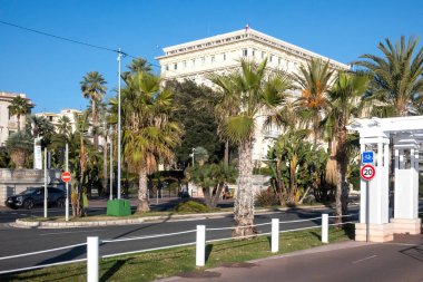 GÜZEL, FRANCE - 25 Ocak 2024: Nice, Provence Alpes-Cote d 'Azur, Francev' in sahil caddesinin gün batımı panoramik manzarası