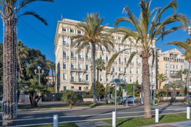 GÜZEL, FRANCE - 25 Ocak 2024: Nice, Provence Alpes-Cote d 'Azur, Francev' in sahil caddesinin gün batımı panoramik manzarası