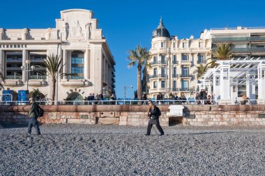 GÜZEL, FRANCE - 25 Ocak 2024: Nice, Provence Alpes-Cote d 'Azur, Francev' in sahil caddesinin gün batımı panoramik manzarası