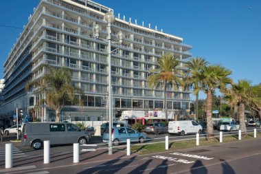 GÜZEL, FRANCE - 25 Ocak 2024: Nice, Provence Alpes-Cote d 'Azur, Francev' in sahil caddesinin gün batımı panoramik manzarası